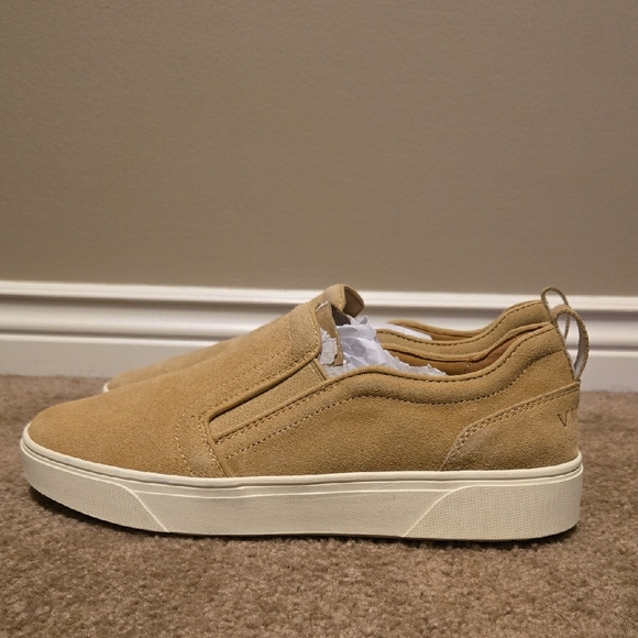Vionic Shoes - NWOT Vionic Kimmie Cream Rubber Sole Suede Casual Sneaker Size 8.5